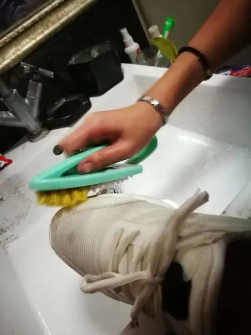 刷鞋