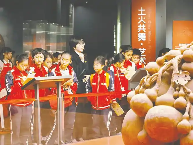 博物馆研学活动中,同学们在讲解员的指导下进行参观学习. (苏夏 ) )