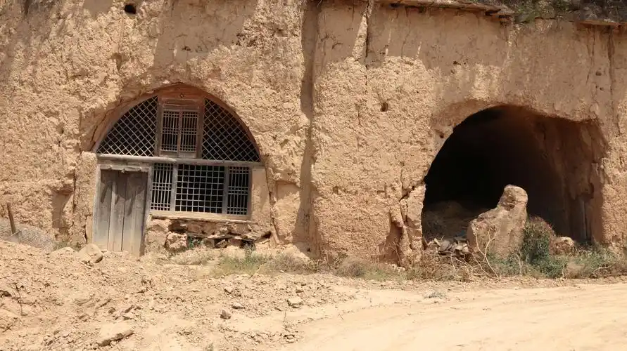 陕西窑洞,许多巳不复存在了或被遗弃了.路边偶有觅到,拍下一照片.