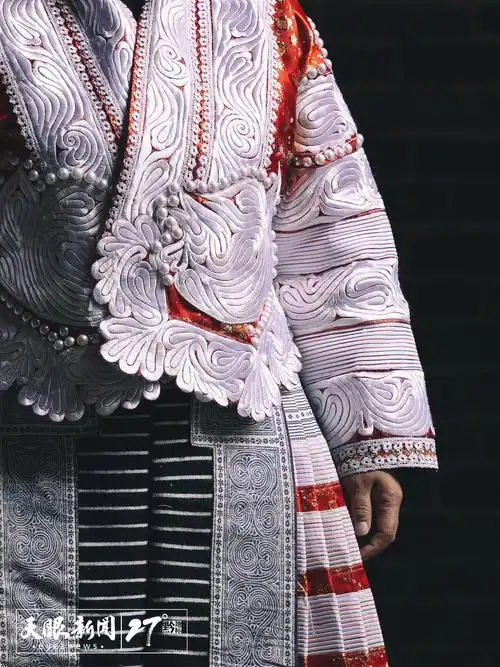 苗族服饰(黔西华屋基). liè miao 摄.jpg