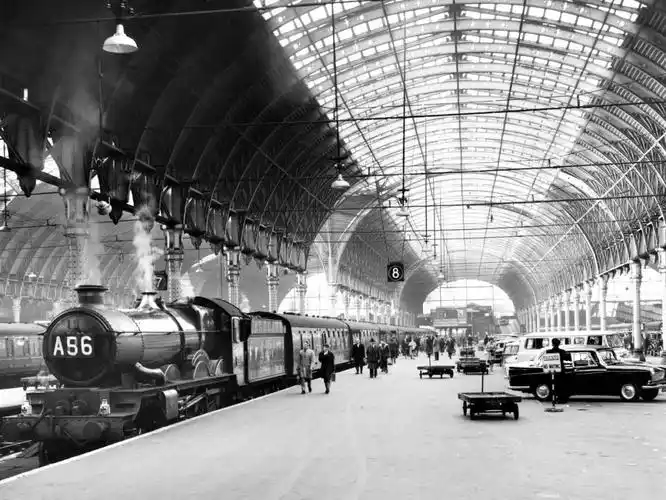 火车停靠在站台.