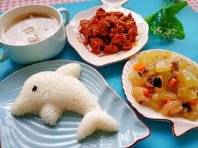 午餐:香干烩鸡块,菌菇冬瓜,山药肉丝汤,幸福白米饭