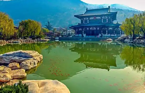 西安市华清池景区位于陕西省西安市临潼区,是一处融合了丰富历史文化