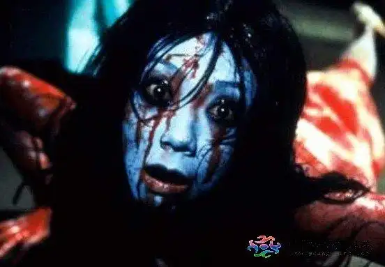 贞子搭捷运车站出口发dm单 过客不敢看不敢拿(图)