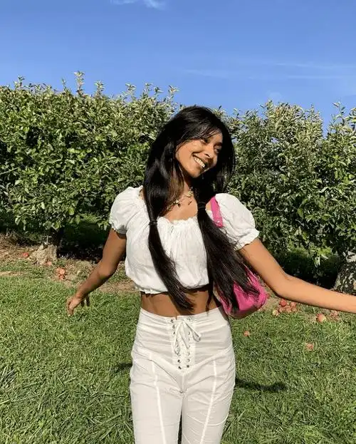 羡慕多伦多20岁亚裔美女年入百万奢侈品代言接到手软童年曾抑郁到自杀