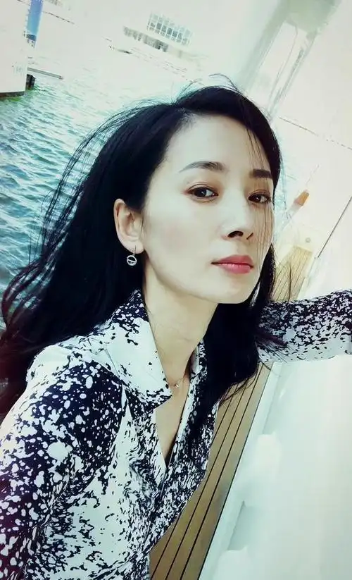 徐筠:丈夫是演员,婚后生一儿一女,一家四口其乐融融