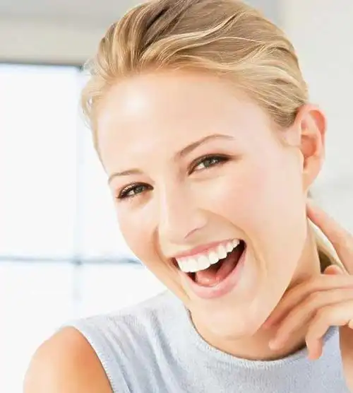 一副雪白亮丽的牙齿,淡淡的微笑,却对可以让你在他人心中留下非常好的