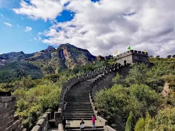 在辽宁省绥中县境内的九门口长城,却有一段修在九江河上,形成"城在水