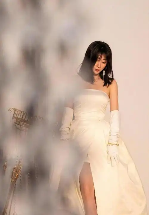 柳岩渴望结婚穿白色婚纱太美艳网友真是天使面孔魔鬼身材