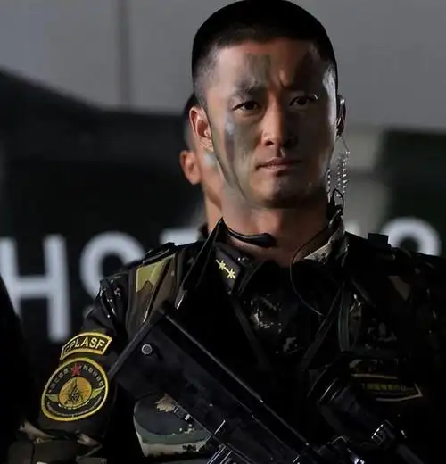 剧中吴京饰演的何晨光,已经开始有了冷锋的感觉,换句话说,把他的名字