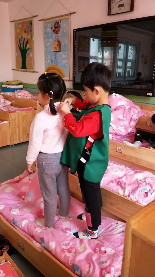 小朋友互相帮助,雷峰精神有木有?