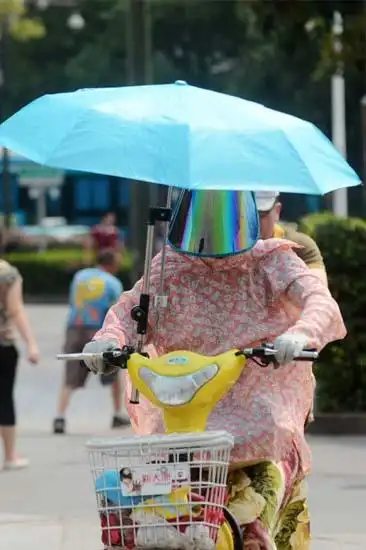 酷暑下的众生相:全国人民屡出奇招战热浪