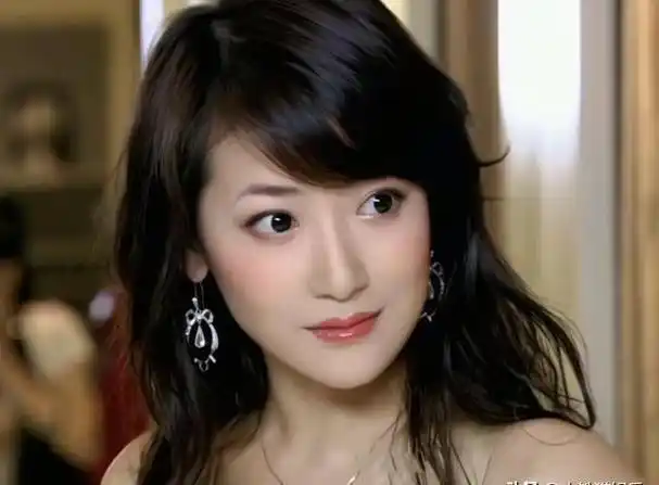 北京这一夜,被靠在蒋勤勤肩头的陈紫函美迷糊了,她俩还是老同学