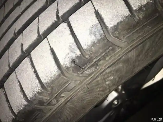 汽车轮胎胎肩扎了钉子补好后有条裂纹
