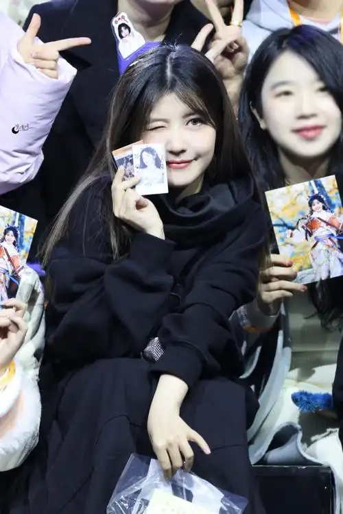 赖美云超话#赖美云小七的ab面暖冬音乐会#合影环节 待更新