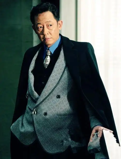 王志文罕见亮相穿西装很有文化内涵不愧是台词之王