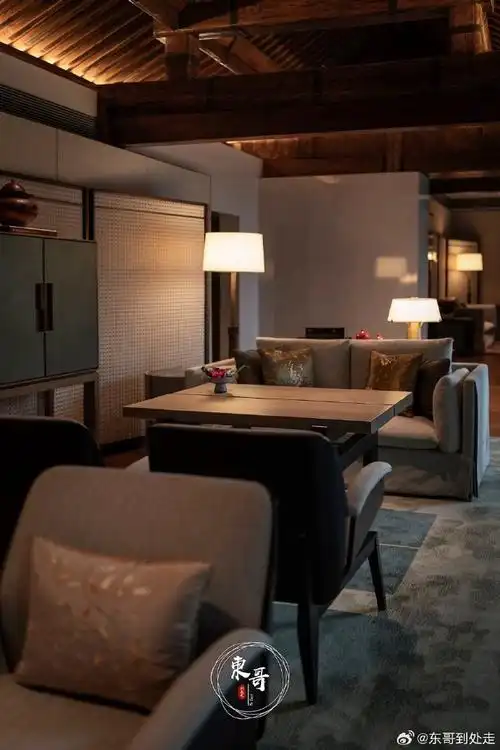 近日,位于酒店东北角的酒吧「十条tiao」正式亮相,酒吧坐落在北京前门