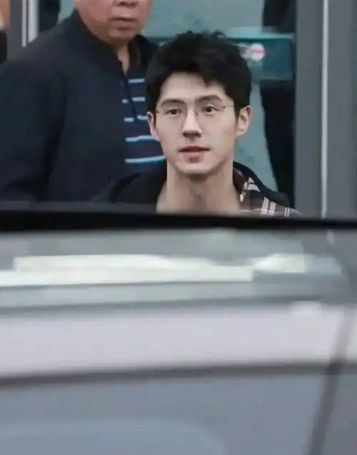 原创刘昊然眼神清澈笑容迷人颜值回春太惊艳