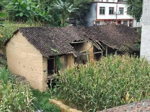 破烂不堪的瓦房,准备要推到了!