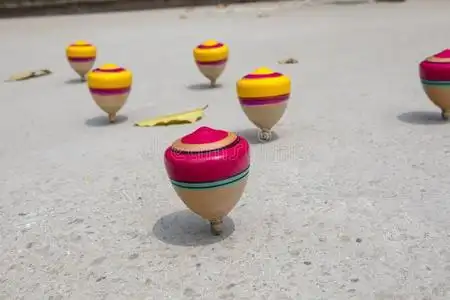 木制旋转的陀螺图片