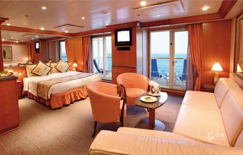 国内正在运营的最大邮轮26日地中海号从青拔锚起航