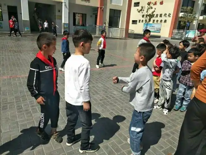 皂河中心园大班幼儿:"感受下课十分钟"体验"小学新生活"