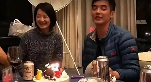 金世佳带着可爱儿子参加婚礼,扯起妻子经纪人疑云,亮相正脸照