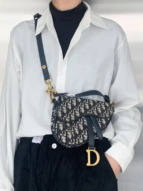 帅气又随性的迪奥马鞍包也太酷了吧