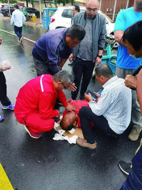 "山东好人"雨中救人