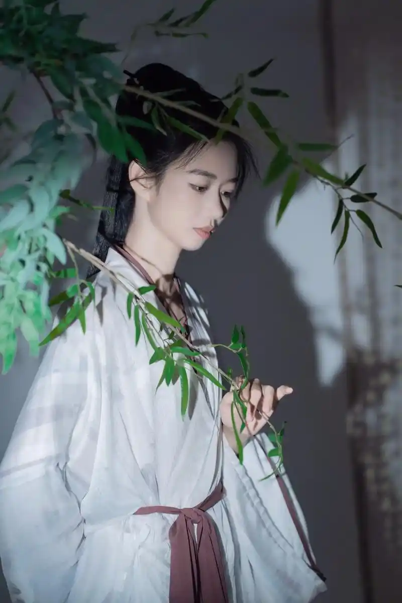 每个女孩都有侠女梦吧!小姐姐古风扮相清冷飒爽,剑 - 抖音