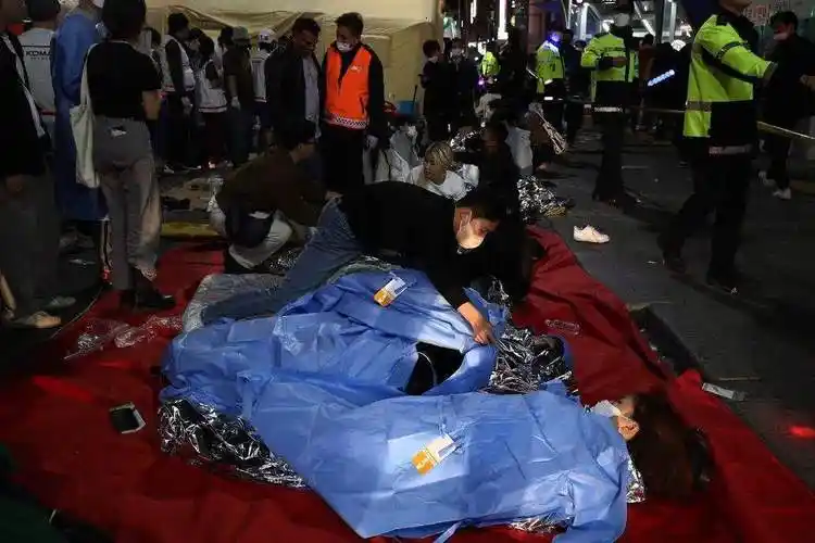 韩国首都踩踏事故,导致上百人死亡,遇难者大多是20多岁年轻女子_消息