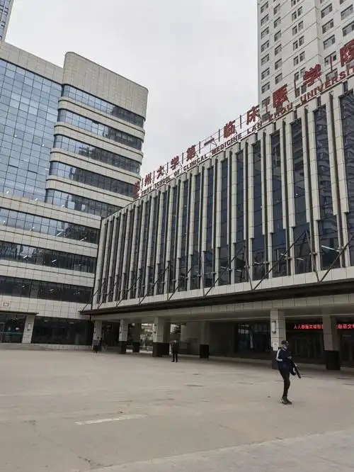 兰大一院原来是兰州医学院第一附属医院,后来兰医并入兰州大学,就变成