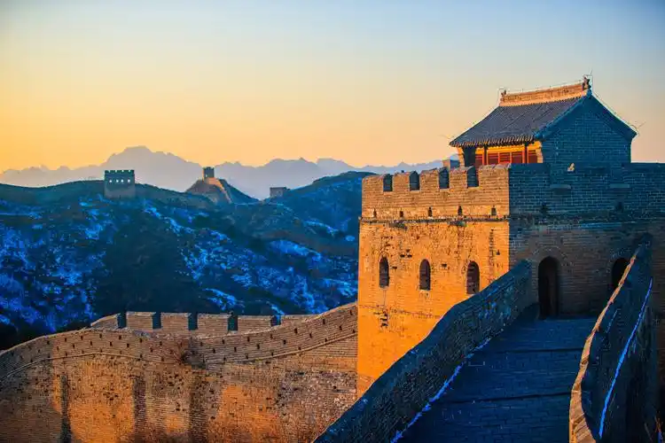 夕阳下的长城敌楼