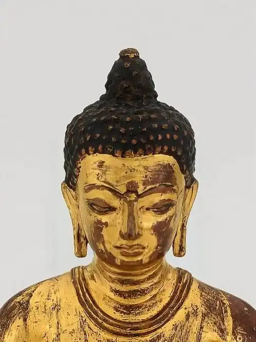 为弥勒面容精致安宁眼帘低垂脖颈三道颈纹称为"三无碍"僧袍轻薄附体