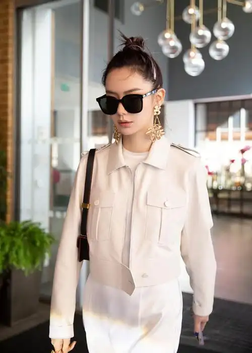 今日是行走的摩登女郎,处处彰显时尚个性与巧思