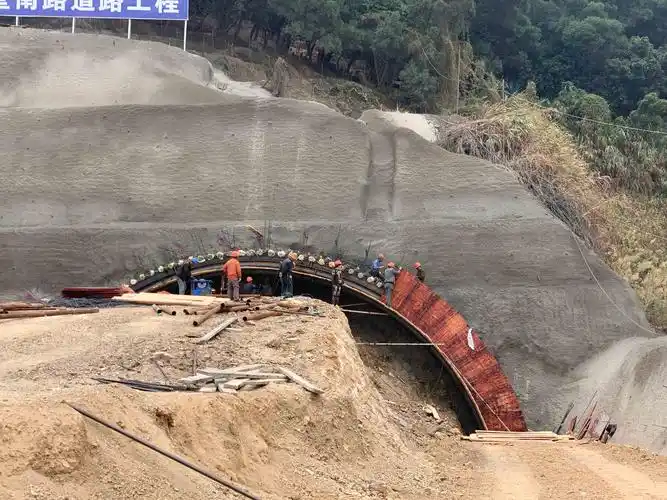 5,北侧左线隧道洞口护拱模板安装