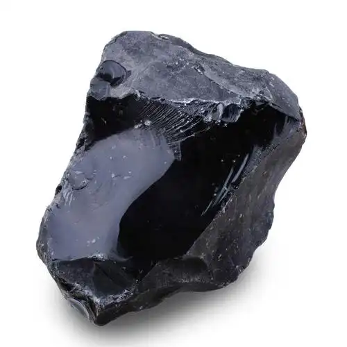 黑曜岩呈深黑色,贝壳状断口,具玻璃光泽,内中充满磁铁矿,辉石成分的