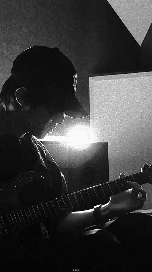 张泽禹沉浸式弹电吉他