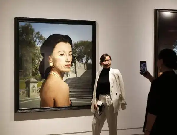 "天生演员"自拍四十年 辛迪·舍曼中国首展