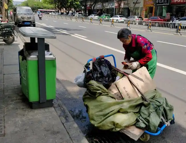 "照片背后的故事"——拾荒大妈 中午在车站等车,太