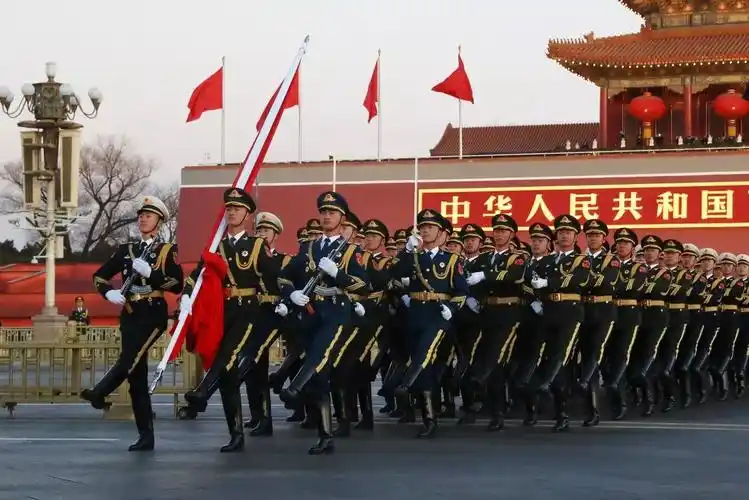 见证历史!人民解放军仪仗队和军乐团在天安门广场升起五星红旗