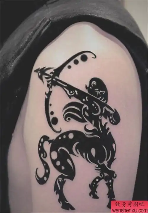 一幅胳膊图腾射手座纹身图案
