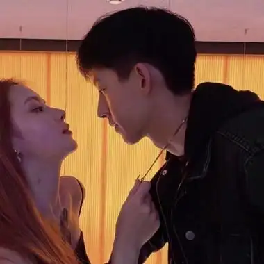 高清男女亲密接触的情侣头像真人图片