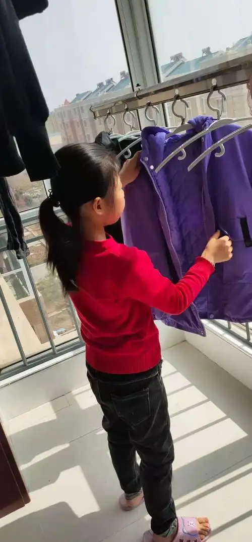 李玉童同学为妈妈晾衣服,真是一个贴心的小棉袄.