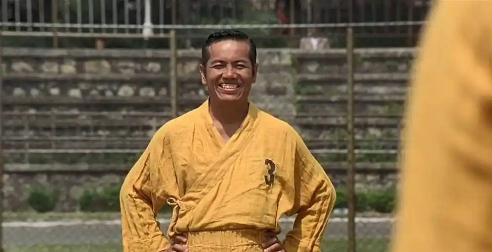 2001年周星驰电影《少林足球》里田鸡饰演的金钟罩铁布衫"三师兄"