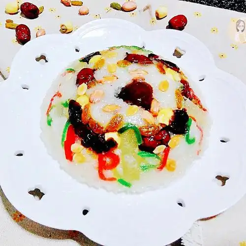 记忆中小时候的八宝饭很甜,上面的红绿丝很好看