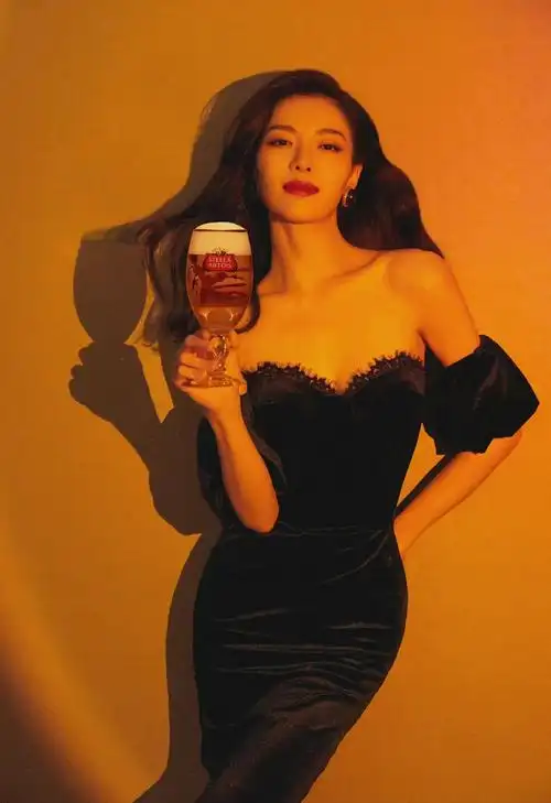 钟楚曦身穿黑色抹胸礼服裙勾勒出优越的肩颈线