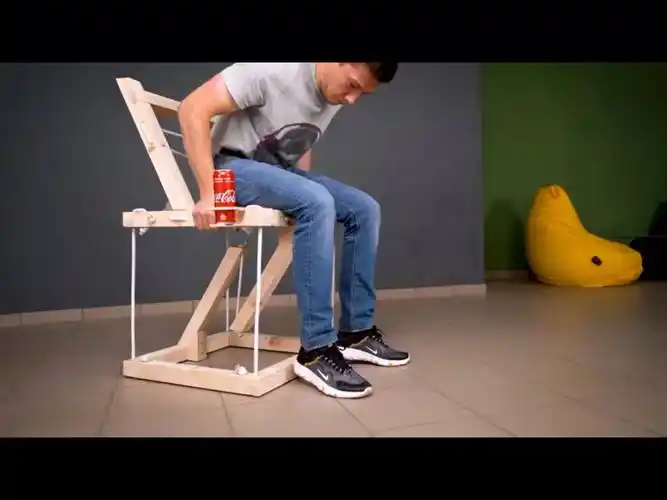 油管千万订阅大神theq上新真人能坐的反重力"互"字悬浮椅