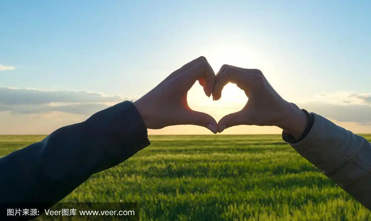 一对相爱的情侣用手指比划一颗心