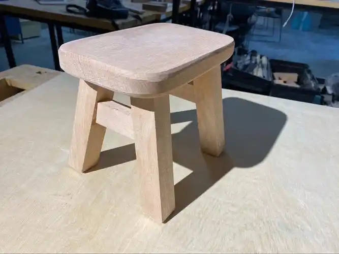 表面粗糙,没有被机器刨过,所以我们需要通过木工房的机器将木头刨平